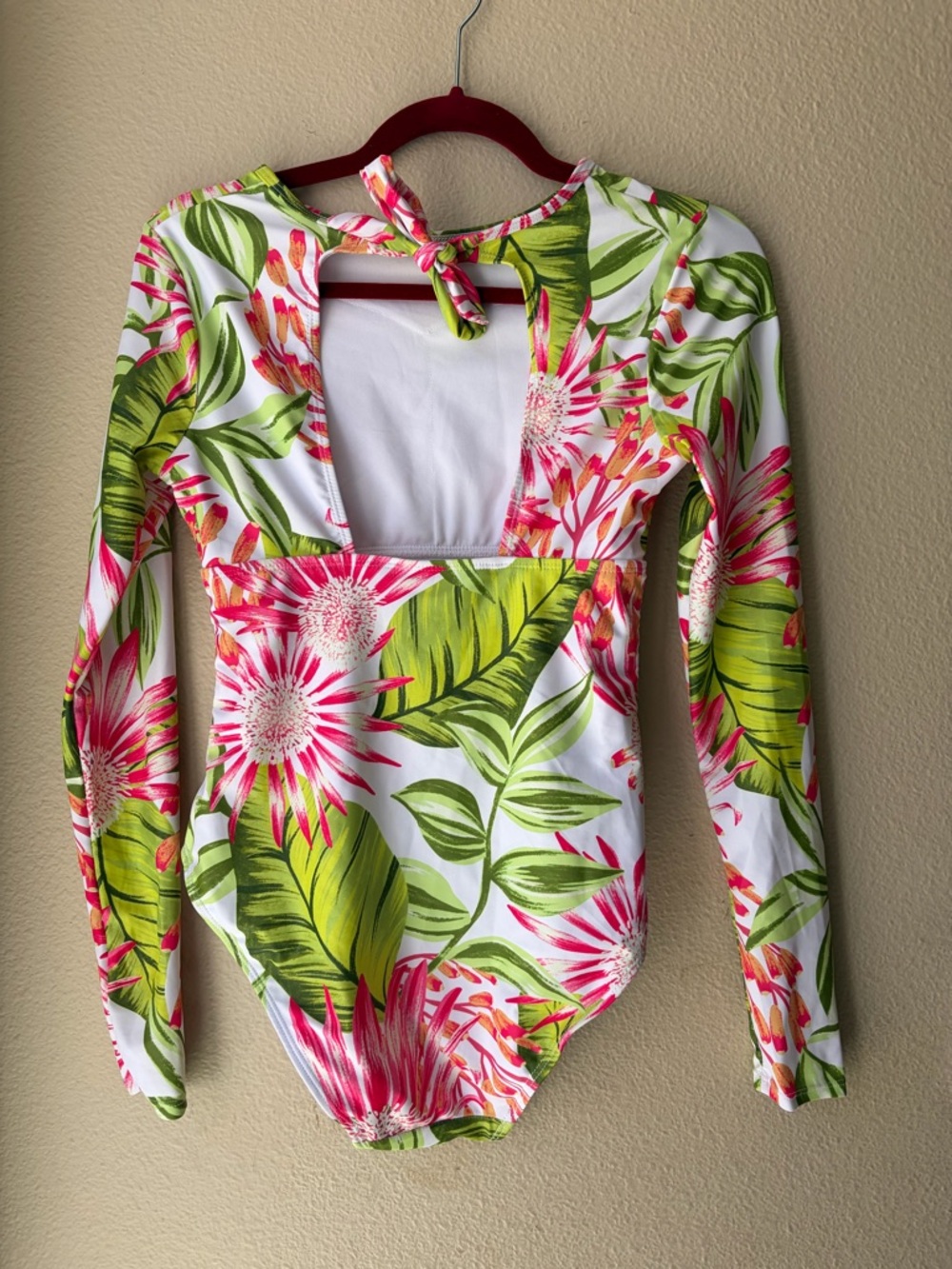 One-Piece Swimsuit Rashguard SPF 50+
Caribbean Joe Women’s M Floral Long Sleeve - Picture 2 of 7